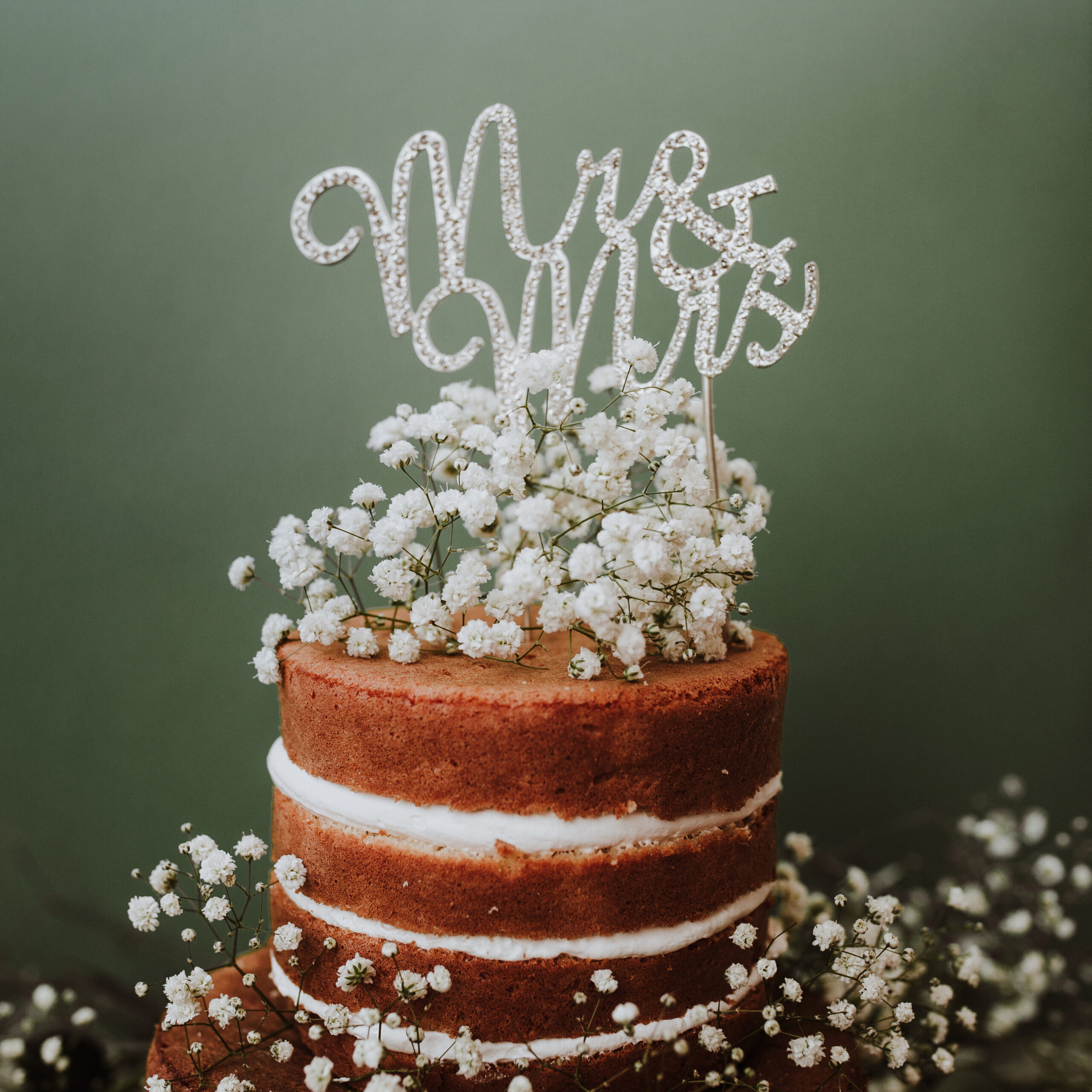 wedding-cake-with-paniculata-decoration-mr-mrs-topper-green-background